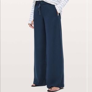 NWT Lululemon on the fly wide leg pant in navy